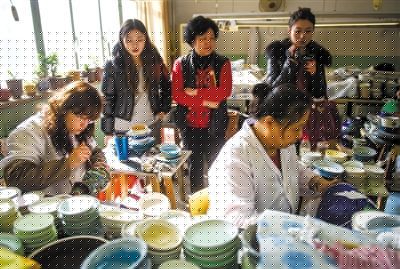昨日，游客在觀看景泰藍制作。