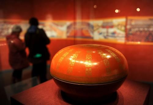 1月15日，清宮舊藏“燕喜同和”款礬紅地金彩雙“喜”字圓盒在首都博物館展出。新華社記者 羅曉光 攝