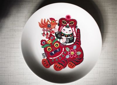 具有剪紙風格的刻瓷作品。