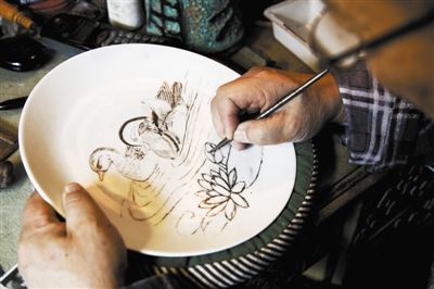 用鉆石刀刻瓷就像用畫筆作畫一樣，“持刀如持筆”。