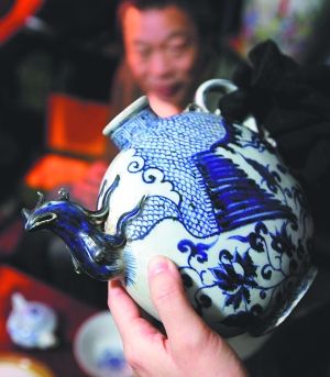 “樊家井”是景德鎮(zhèn)中低端仿品生產(chǎn)和批發(fā)基地，圖為仿元青花鳳首壺。